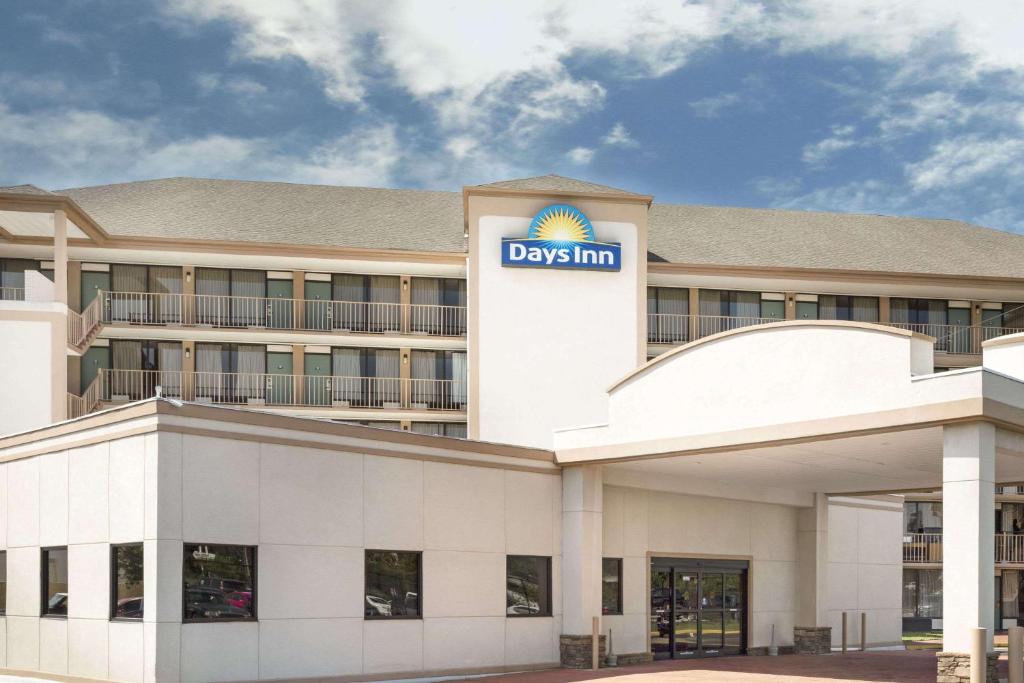 Days Inn by Wyndham Columbus-North Fort Moore image