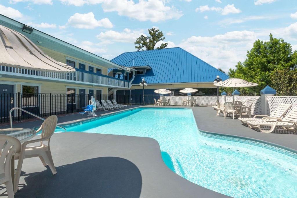 Days Inn by Wyndham Savannah Airport image