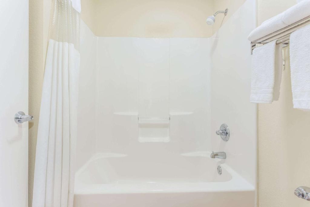 Days Inn by Wyndham Trenton photo 4