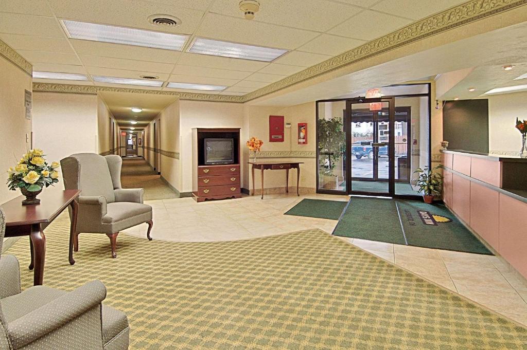 Days Inn by Wyndham Cleveland Lakewood photo 1