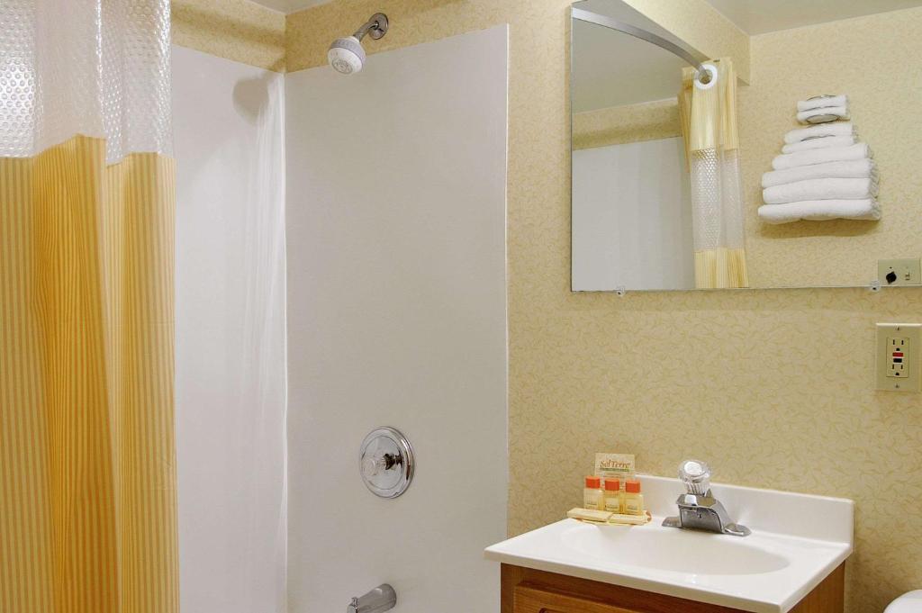 Days Inn by Wyndham Cleveland Lakewood photo 4