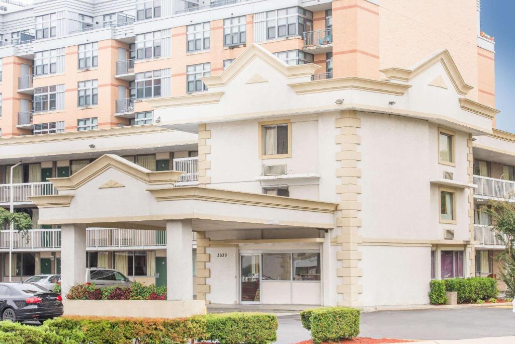 Days Inn by Wyndham Arlington Pentagon image
