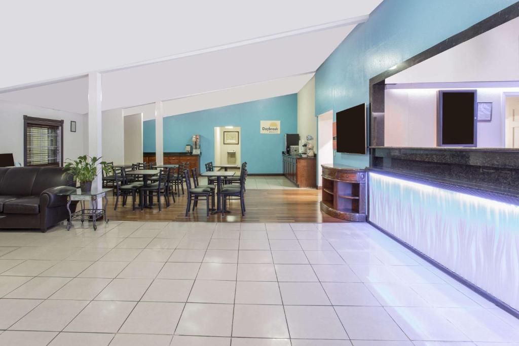 Days Inn by Wyndham Virginia Beach Town Center photo 2