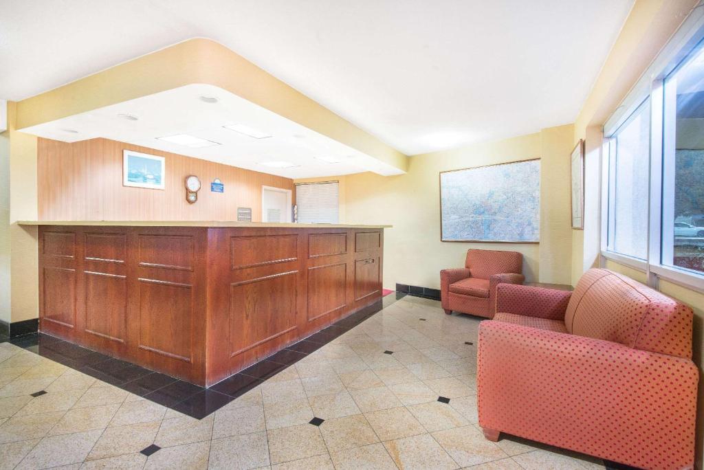 Days Inn by Wyndham Arlington Pentagon photo 1
