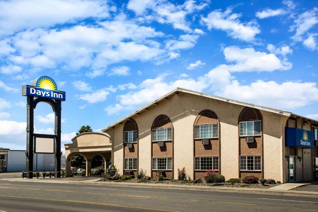 Days Inn by Wyndham Yakima image