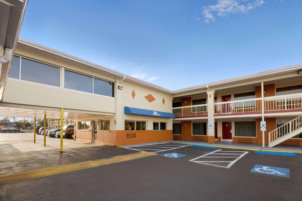 Days Inn by Wyndham Jacksonville NC image