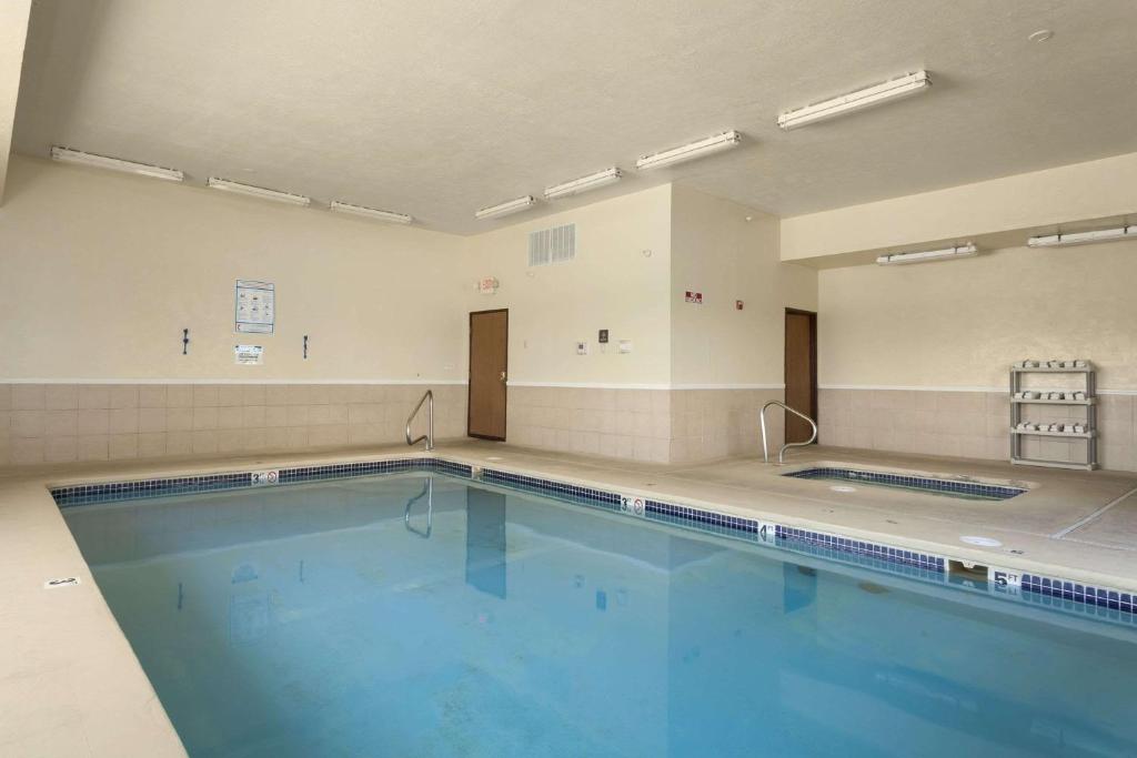 Days Inn by Wyndham Jefferson City photo 2