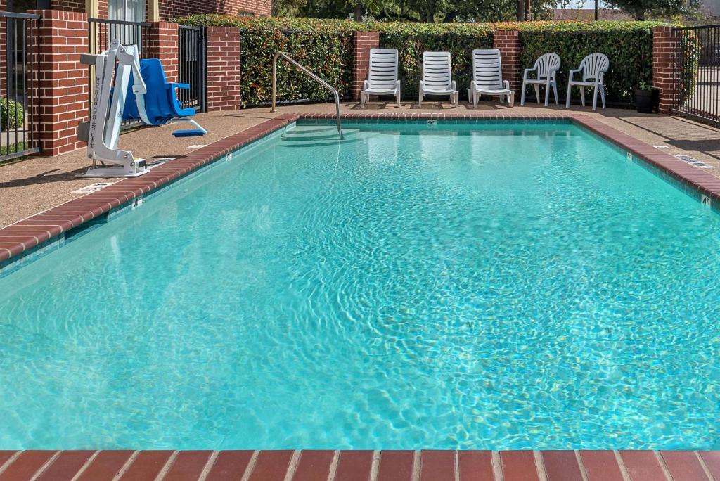 Days Inn & Suites by Wyndham Dallas photo 3
