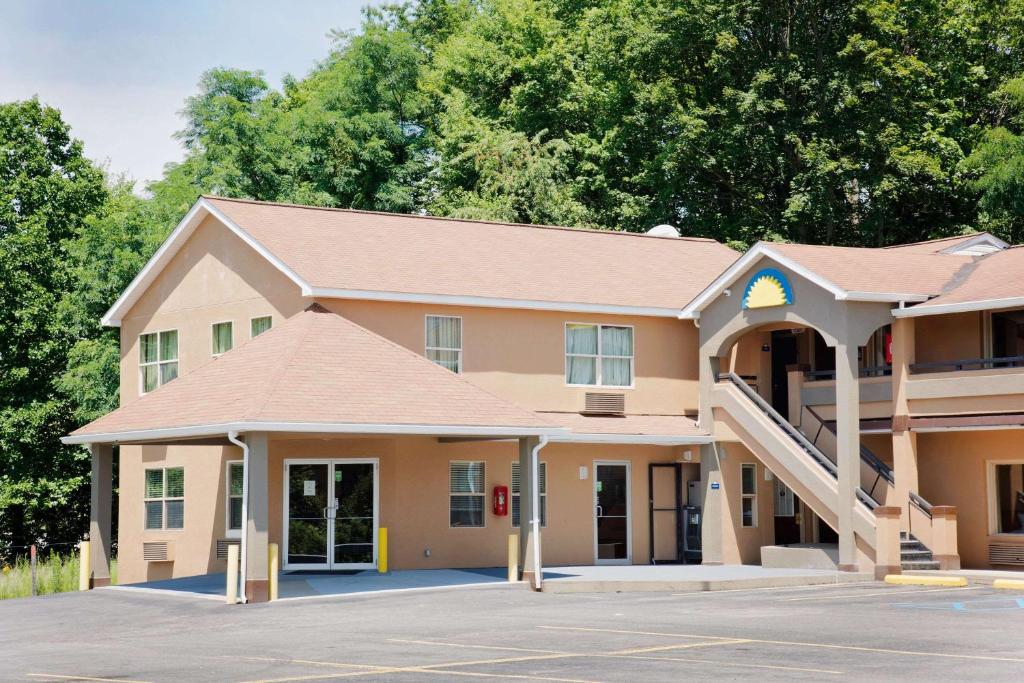 Days Inn by Wyndham Fairmont image