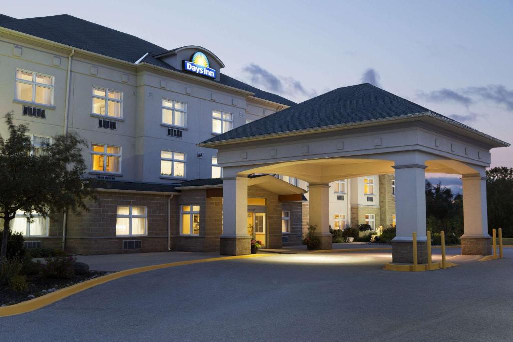 Days Inn by Wyndham Orillia photo 1