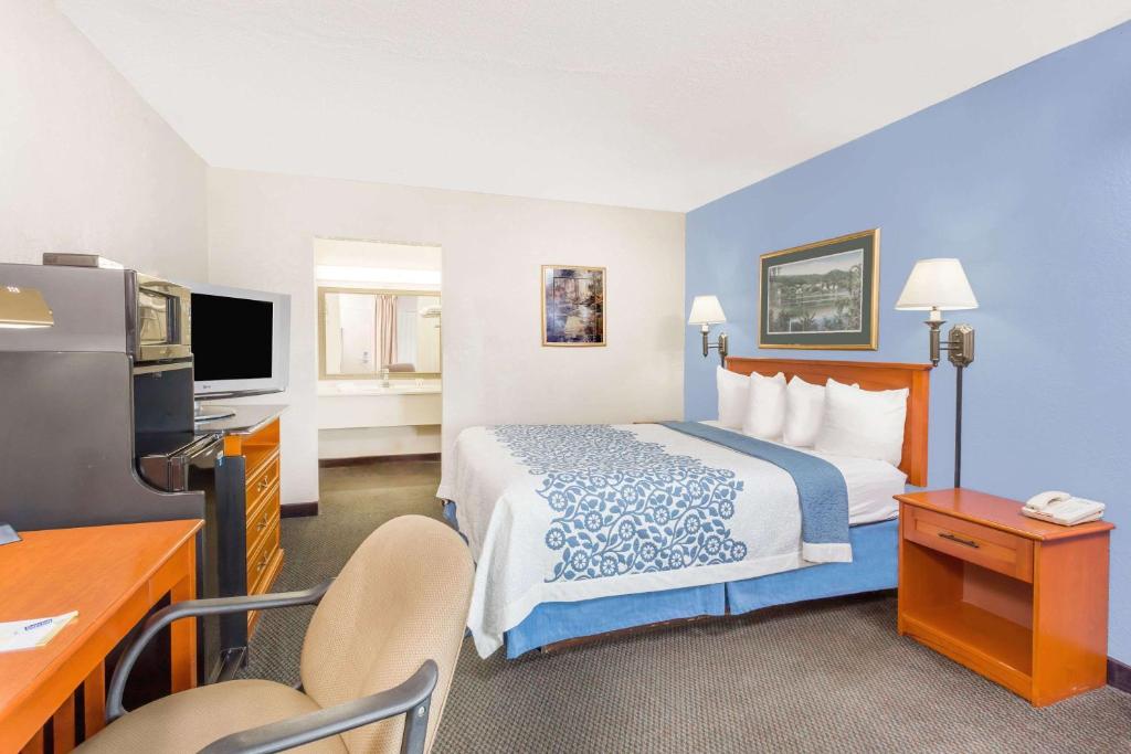 Days Inn by Wyndham Cedar Falls- University Plaza photo 2