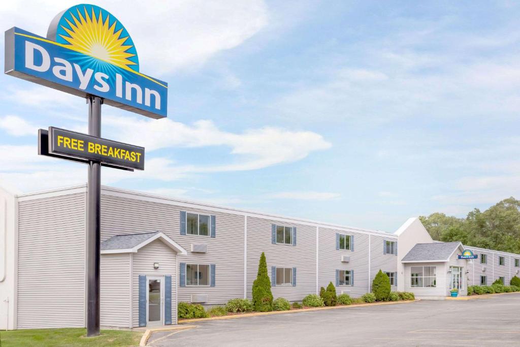 Days Inn by Wyndham Cedar Falls- University Plaza image