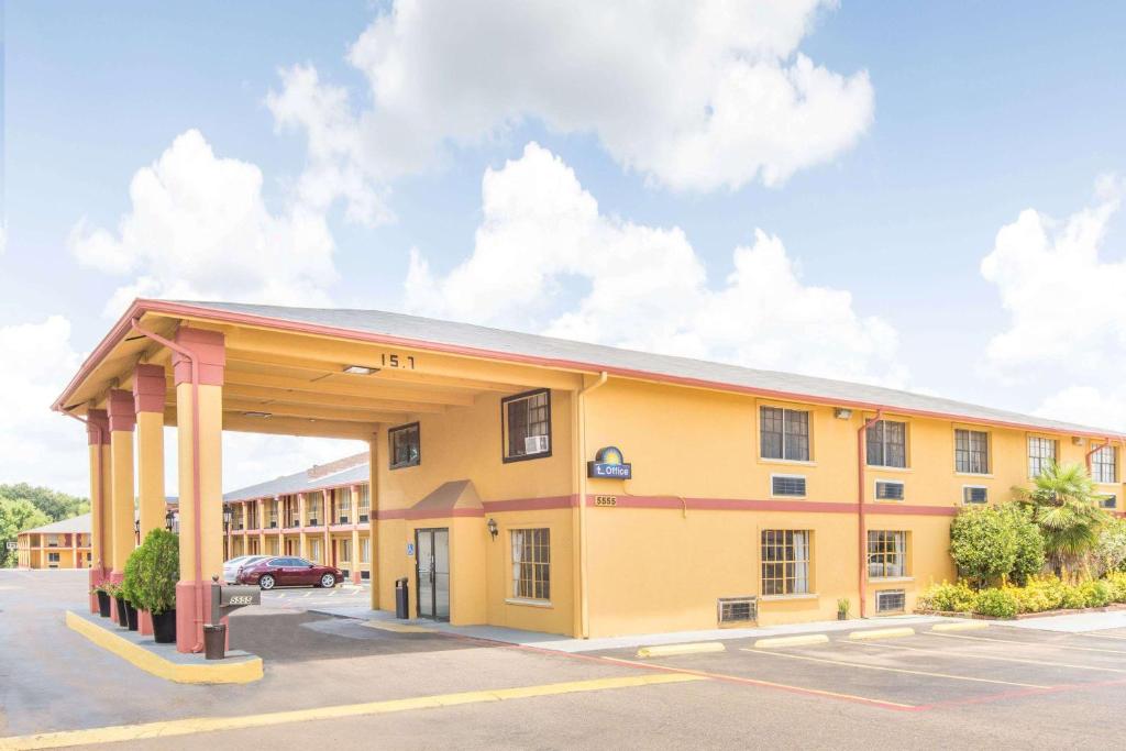 Days Inn & Suites by Wyndham Marshall image
