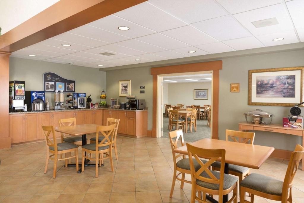 Days Inn by Wyndham Orillia photo 3