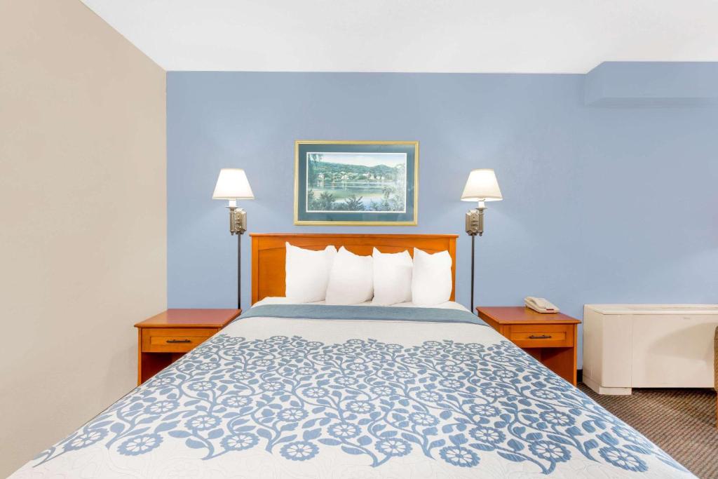 Days Inn by Wyndham Cedar Falls- University Plaza photo 3