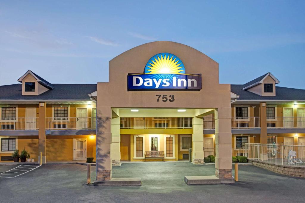 Days Inn by Wyndham Marietta White Water image