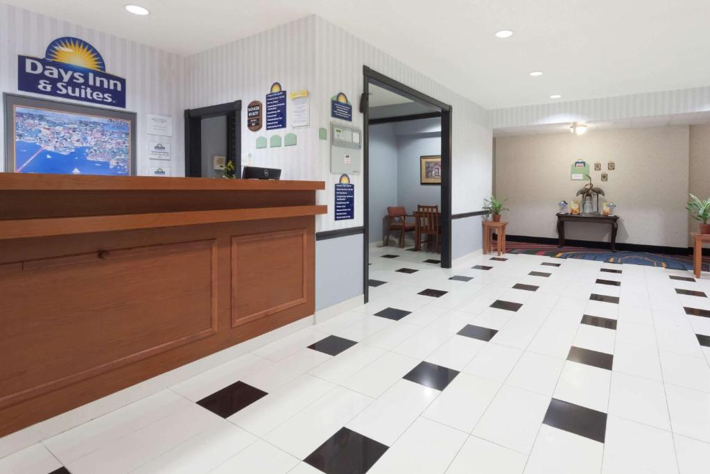Days Inn & Suites by Wyndham Cambridge photo 1