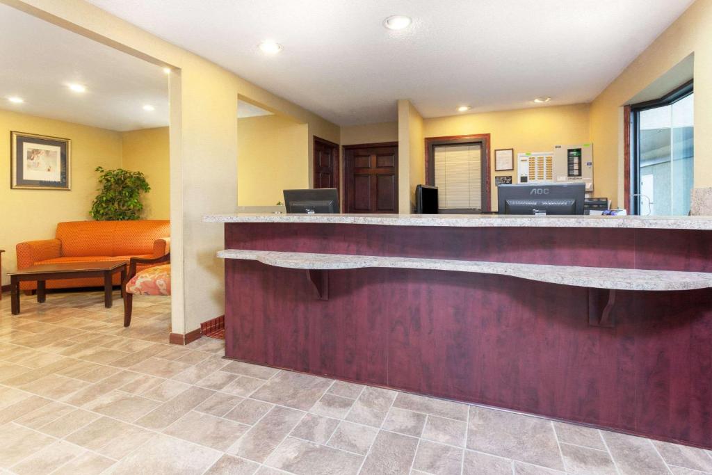 Days Inn by Wyndham Maumee/Toledo photo 2