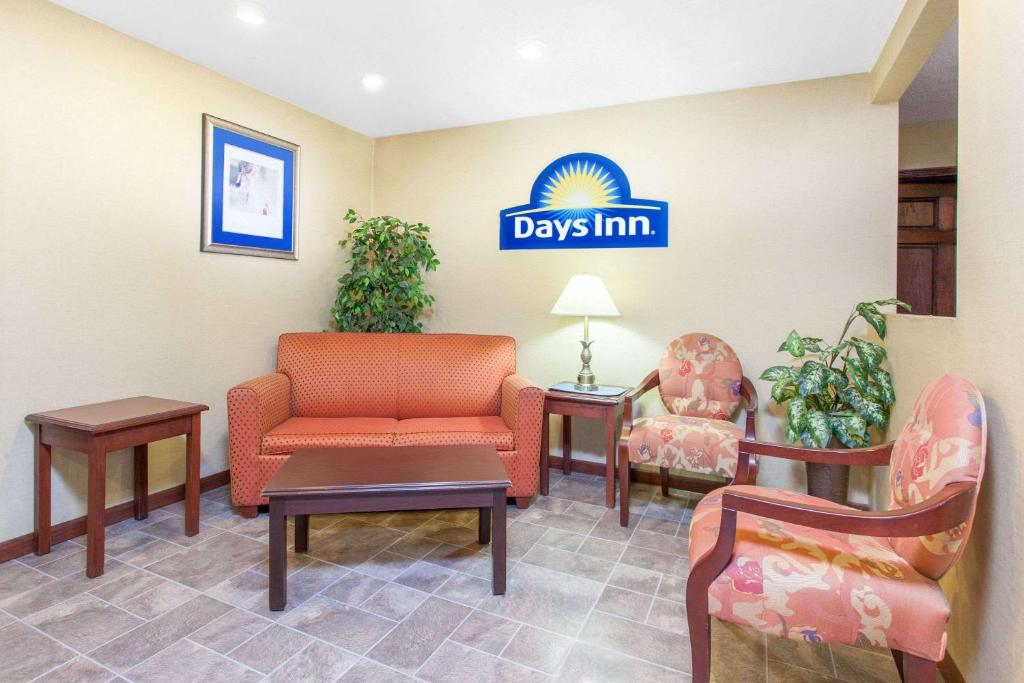 Days Inn by Wyndham Maumee/Toledo photo 1
