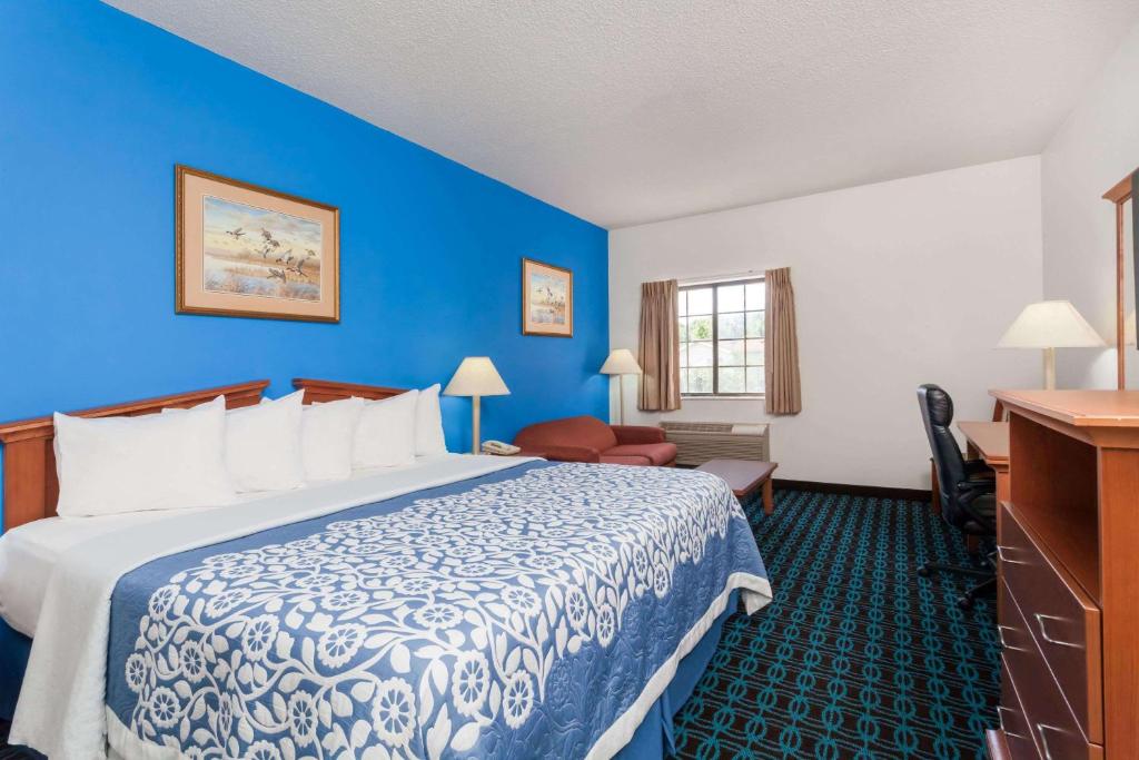 Days Inn & Suites by Wyndham Cambridge photo 4