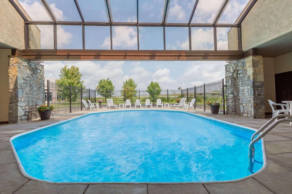 Days Inn by Wyndham Maumee/Toledo photo 3