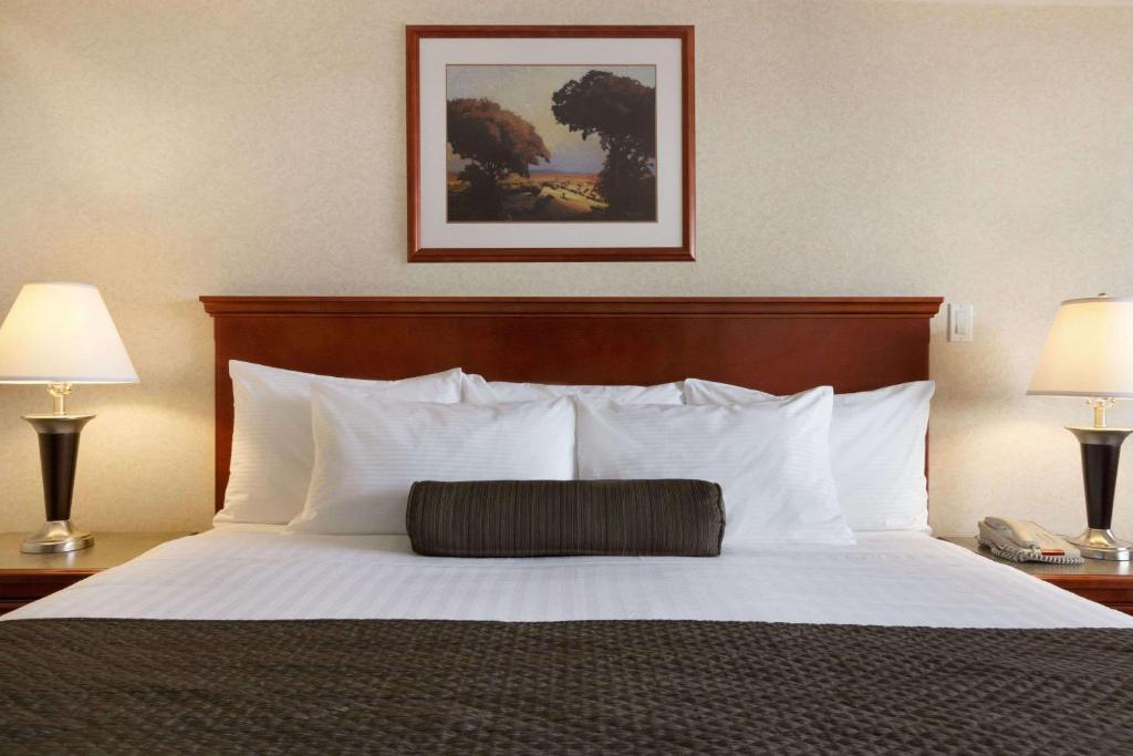 Days Inn & Suites by Wyndham Langley photo 1