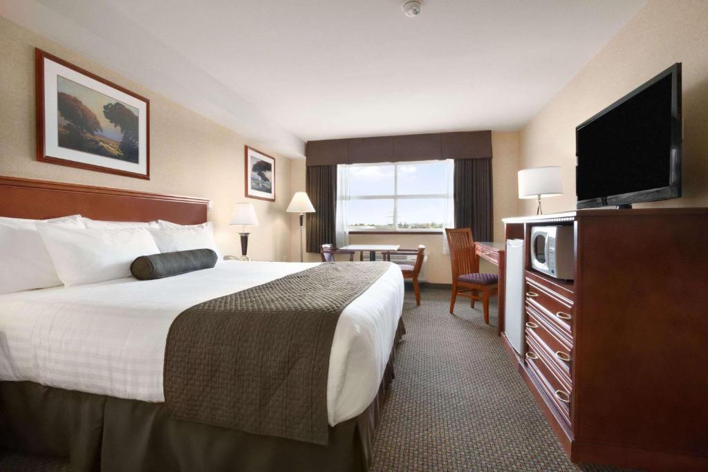 Days Inn & Suites by Wyndham Langley photo 3