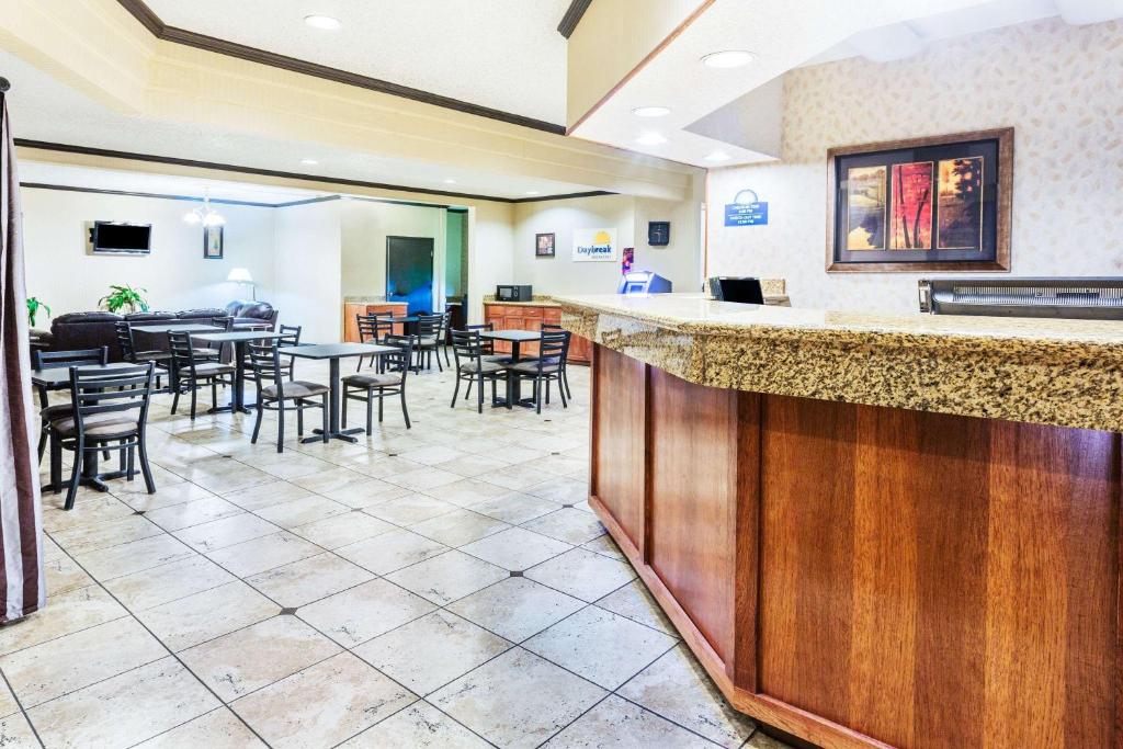 Days Inn & Suites by Wyndham Vancouver photo 1
