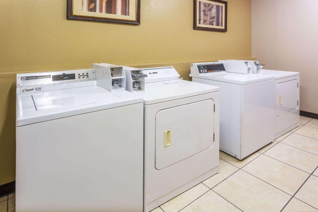Days Inn & Suites by Wyndham Vancouver photo 3