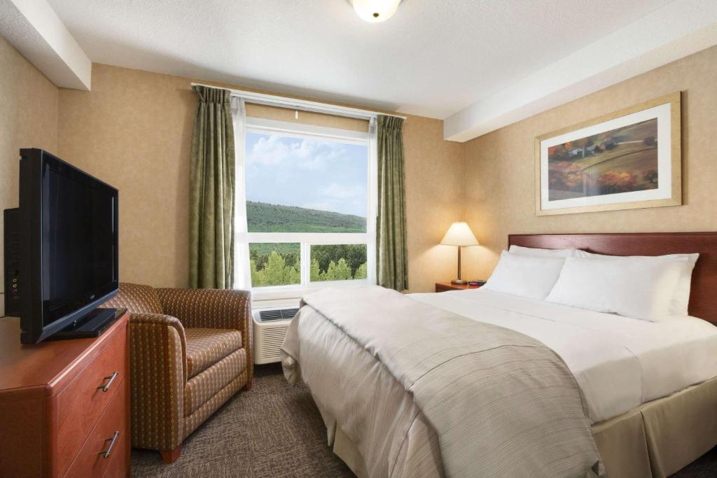 Days Inn & Suites by Wyndham Cochrane photo 1