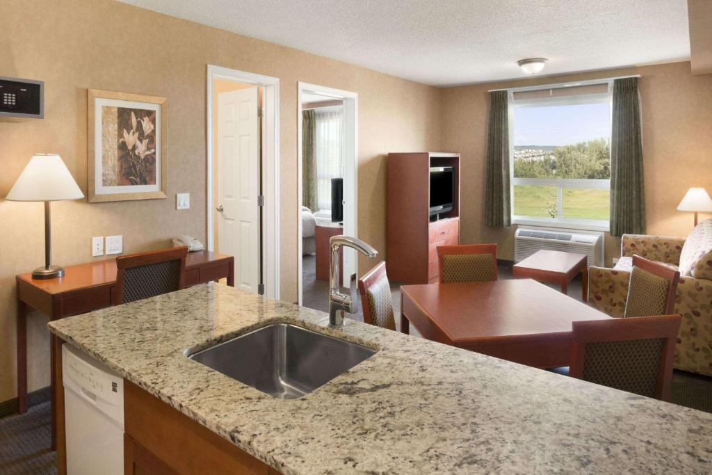 Days Inn & Suites by Wyndham Cochrane photo 4