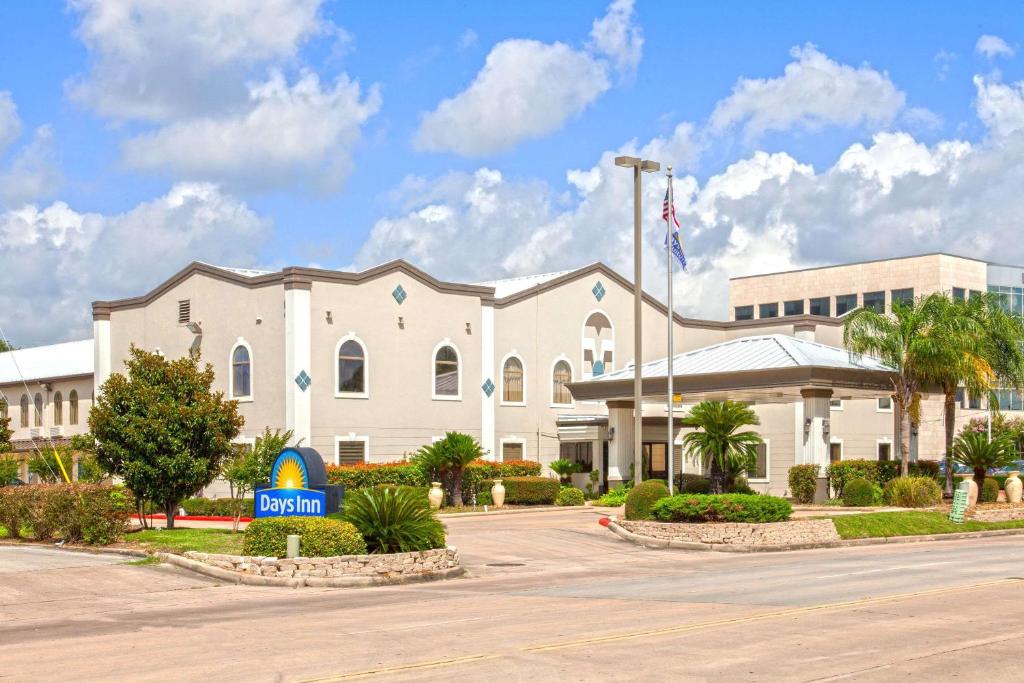Days Inn & Suites by Wyndham Webster NASA-ClearLake-Houston image
