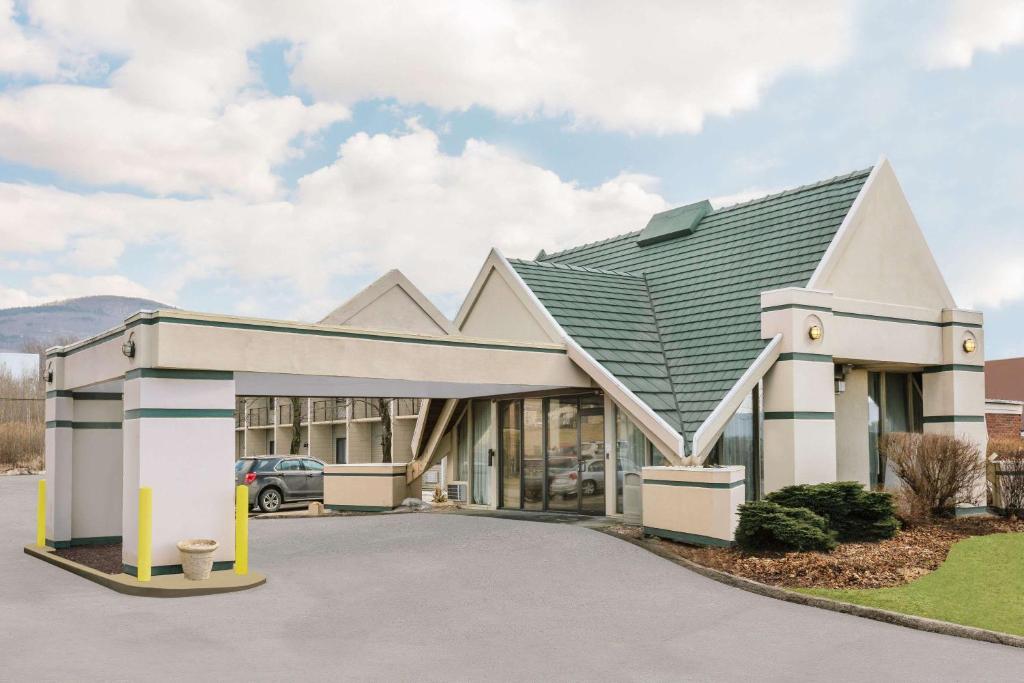 Days Inn by Wyndham Rutland/Killington Area image