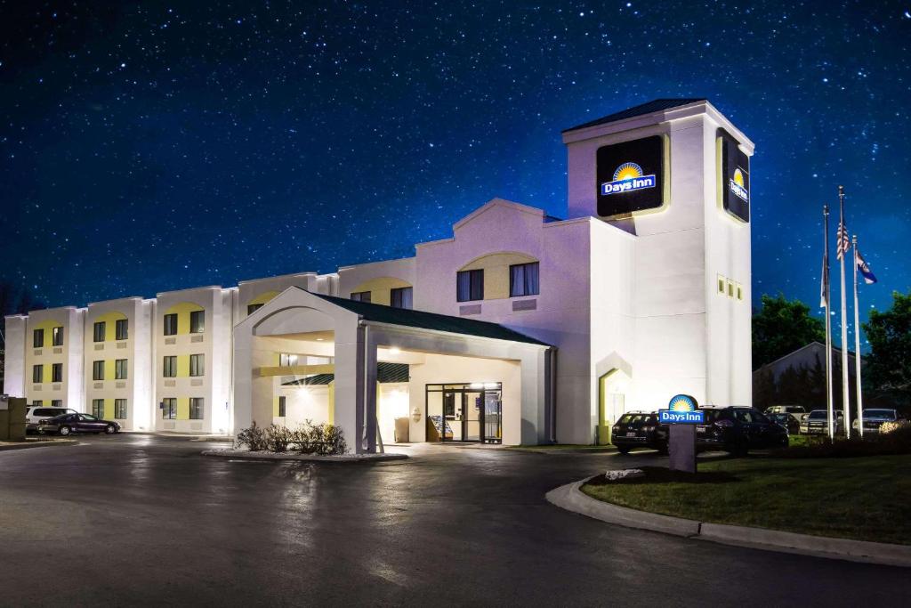 Days Inn by Wyndham Blue Springs photo 1