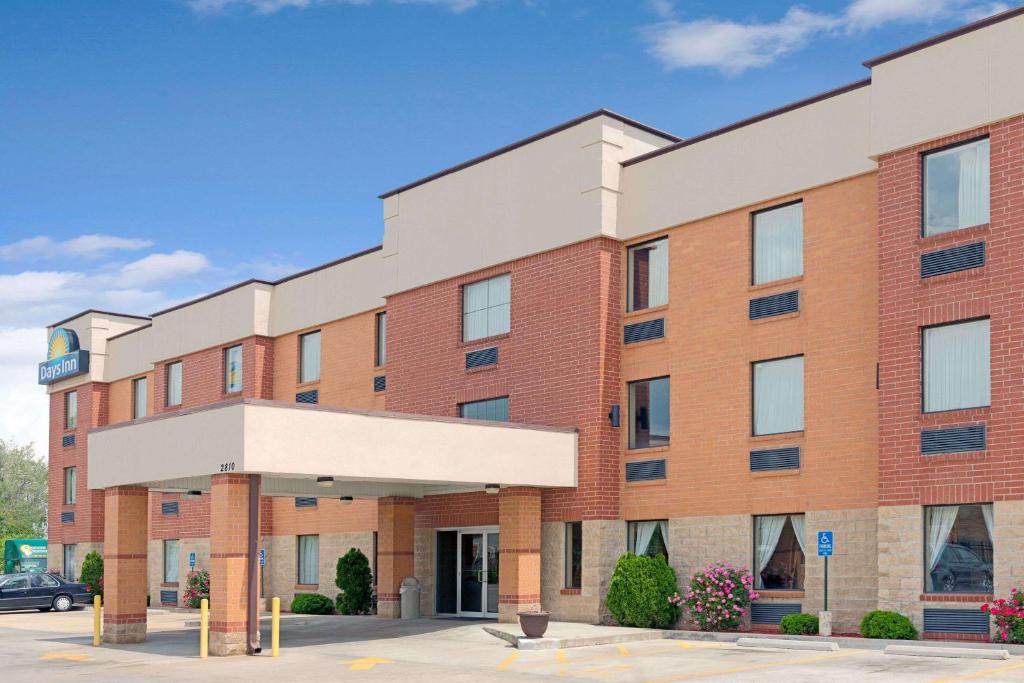 Days Inn by Wyndham Downtown St. Louis image