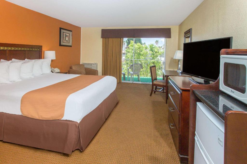 Days Inn by Wyndham Palm Springs photo 1