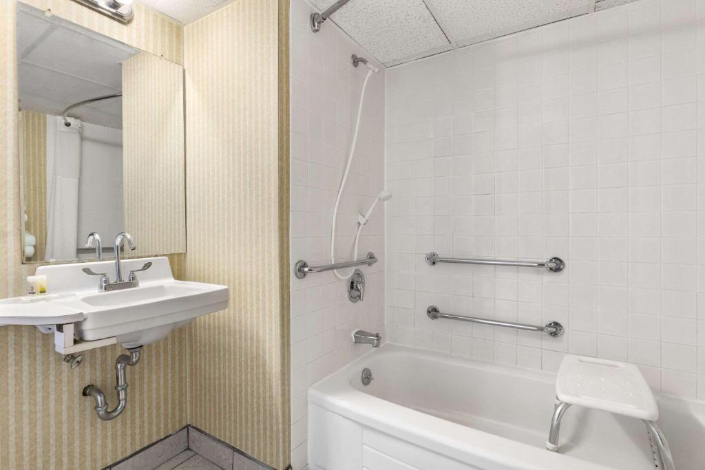 Days Inn by Wyndham Bridgewater Conference Center photo 4