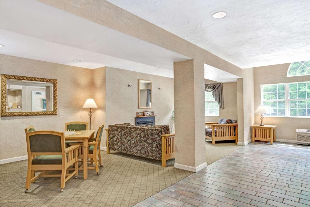Days Inn by Wyndham Sturbridge photo 1