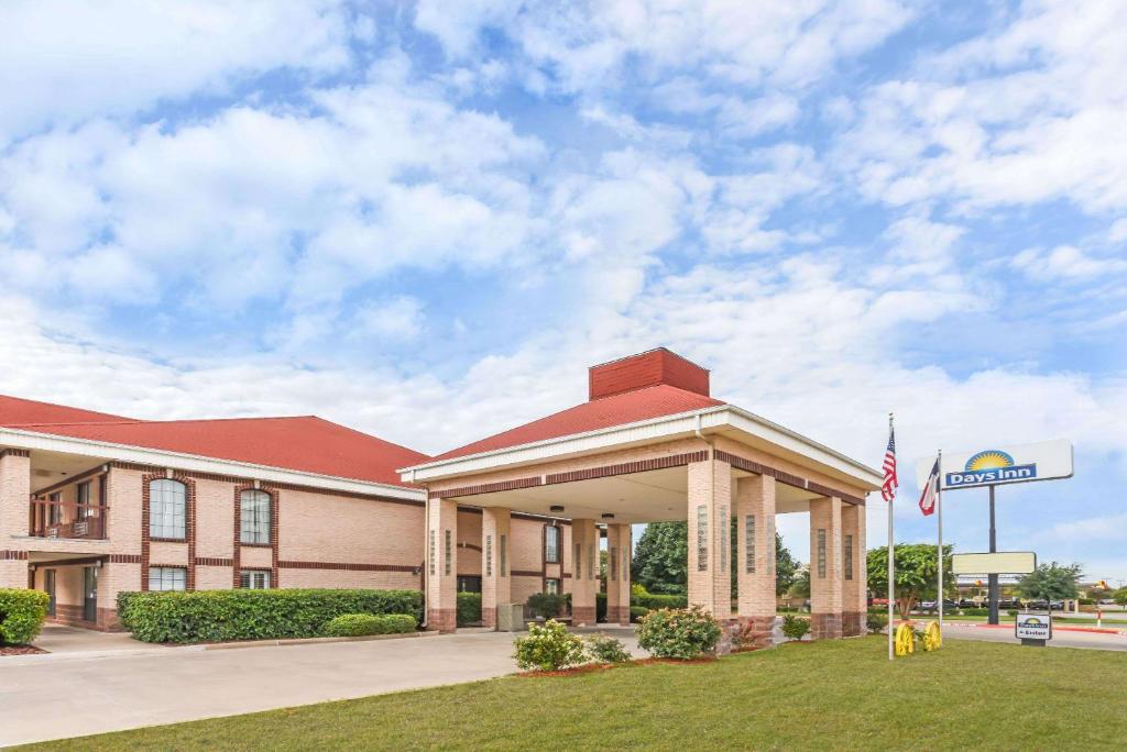 Days Inn by Wyndham Granbury image