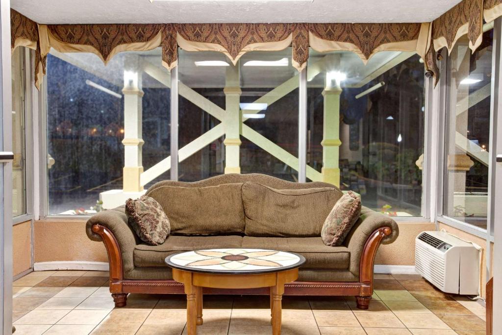 Days Inn by Wyndham Knoxville West photo 2