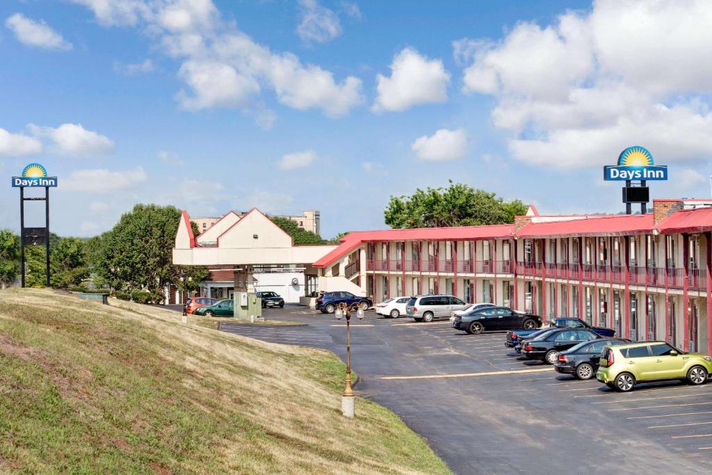 Days Inn by Wyndham Knoxville West photo 1