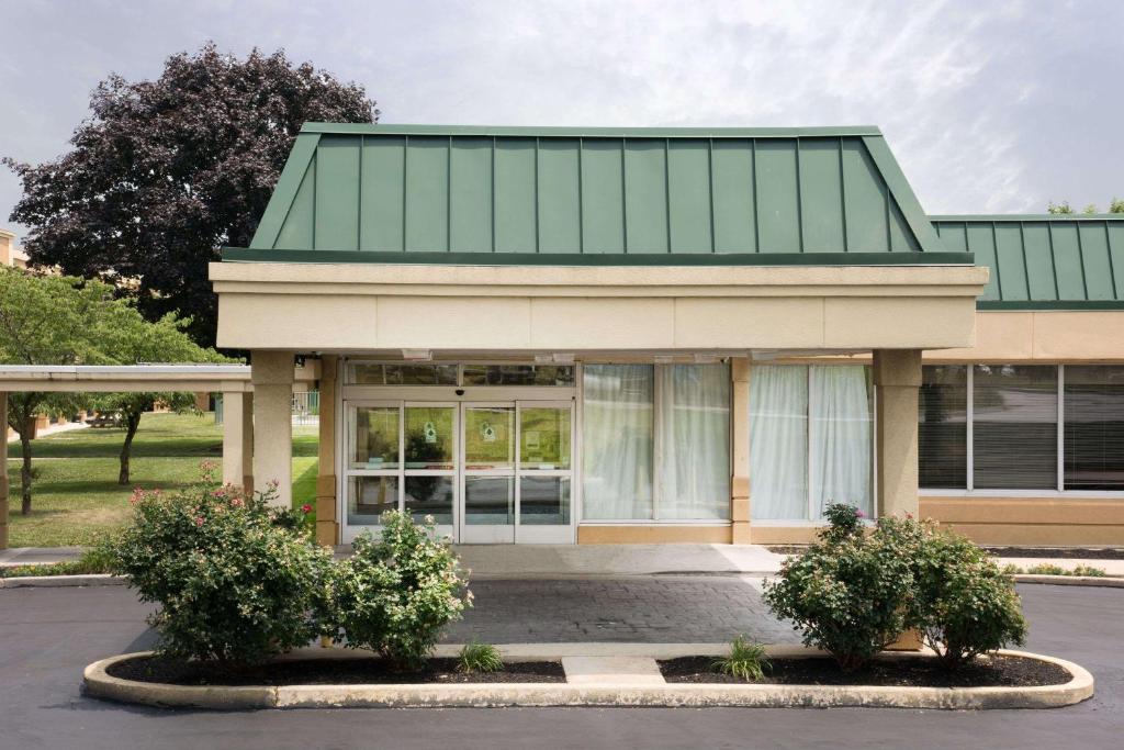 Days Inn & Suites by Wyndham York image