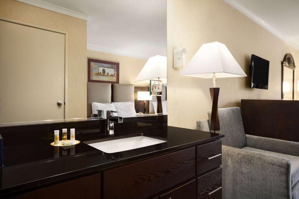 Days Inn by Wyndham Concord image