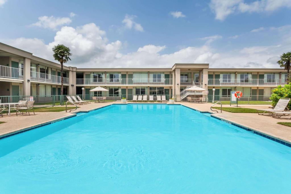 Days Inn by Wyndham Seguin TX image