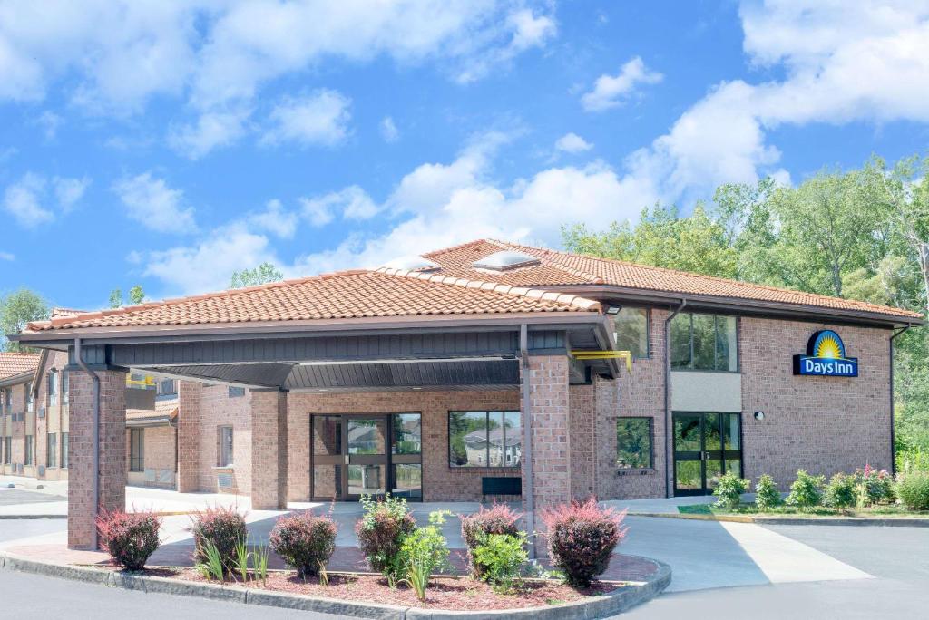 Days Inn by Wyndham Geneva/Finger Lakes photo 1