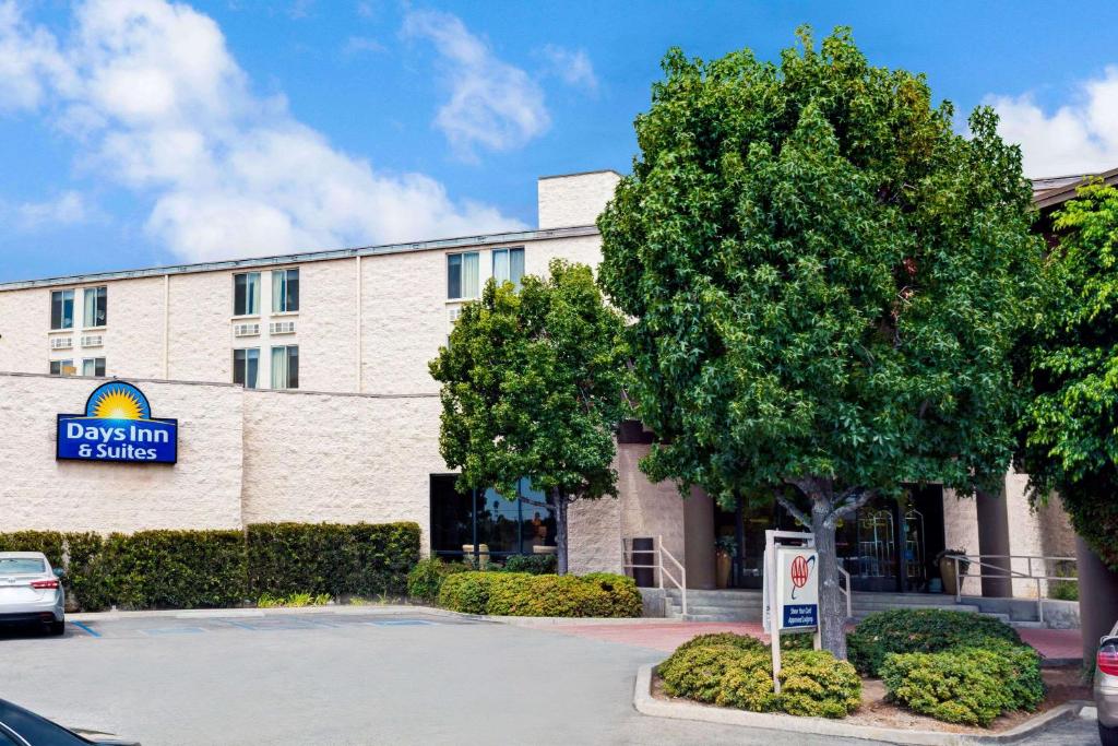 Days Inn & Suites by Wyndham Fullerton image