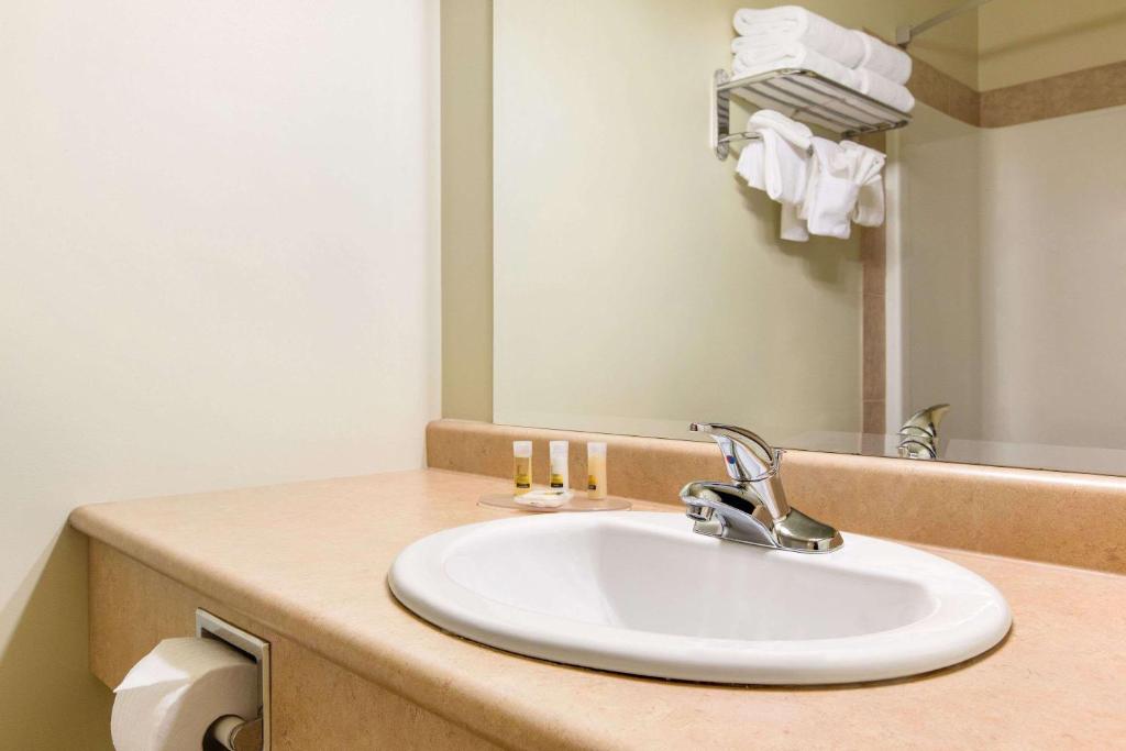 Days Inn by Wyndham Chetwynd photo 3