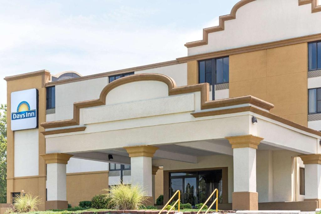 Days Inn by Wyndham Hagerstown I-70 image