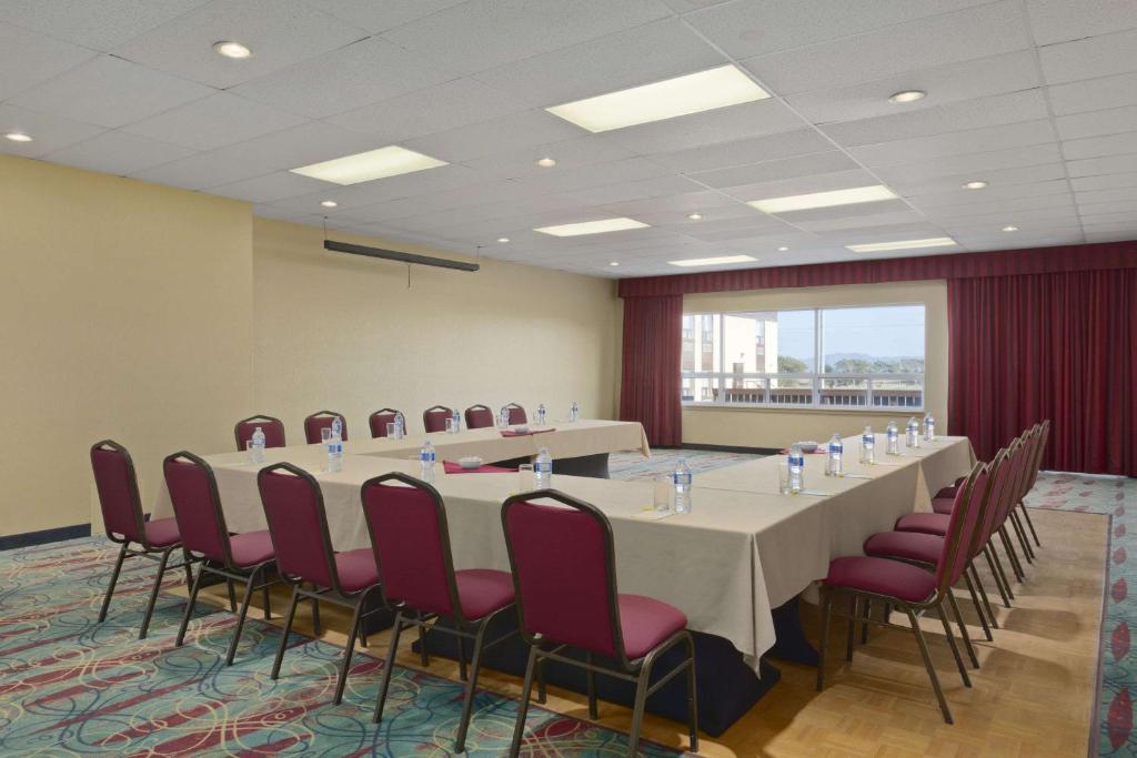 Days Inn by Wyndham Stephenville photo 4