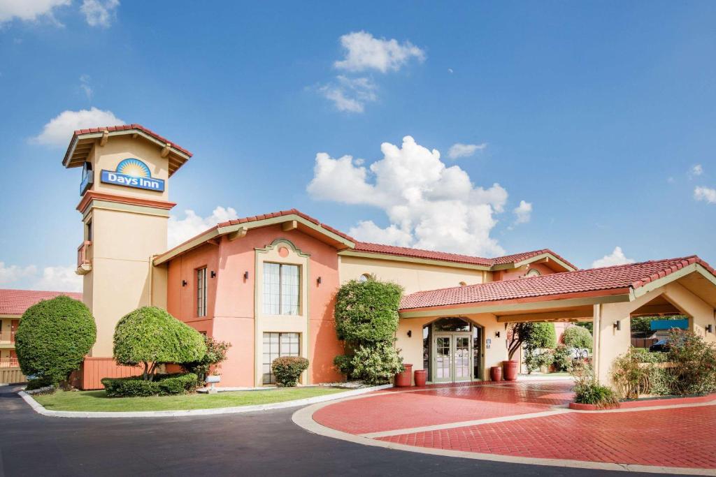 Days Inn by Wyndham Little Rock/Medical Center image